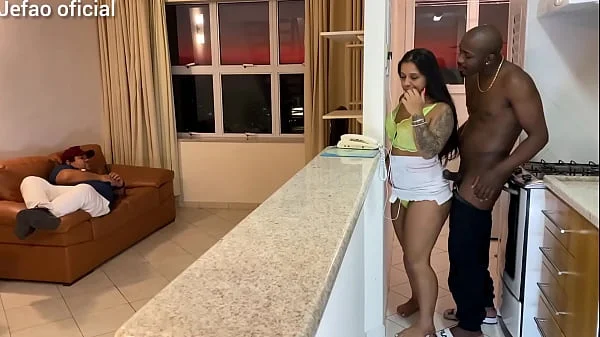 Fui arruma a maquina se uma cliente, e o marido intertido com a televisão,  e deixou q mulher gostosa do meu lado, fodi ela bem gostoso