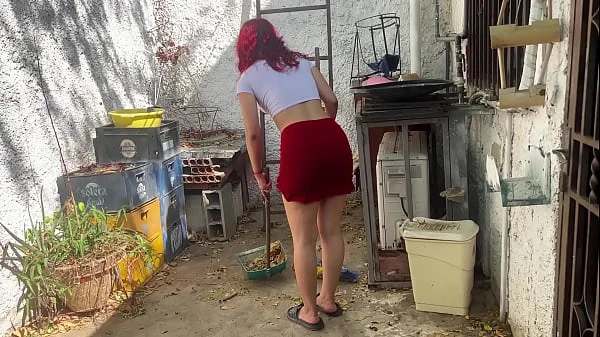 MI HIJASTRA LIMPIANDO EL PATIO EN FALDA ES IRRESISTIBLE SU CULO