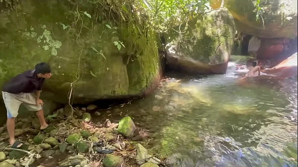 Me masturbo viendo a chica desconocida mientras se baña en el lago y termino follandola duro y corriéndome en su culo.